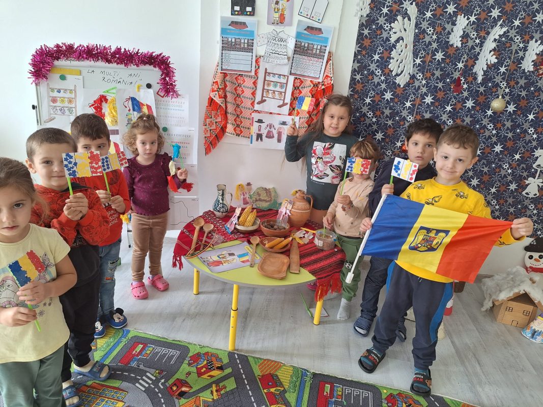 Ziua Marii Uniri este sărbătoare națională în România celebrată la 1 Decembrie, marcând unirea Transilvaniei, Basarabiei și Bucovinei cu Regatul României, în 1918. A fost declarată Ziua Națională a României după revoluția anticomunistă din 1989 și comemorează adunarea delegaților etnicilor români, desfășurată la Alba Iulia, care a proclamat unirea Transilvaniei cu Regatul României, la 1 Decembrie 1918. Ziua Nationala a Romaniei, este moment de readucere in memoria colectiva a luptei de veacuri a romanilor pentru unitatea si integritatea nationala. Poporul român a valorificat conjunctura internaţională creată în urma primului război mondial şi a ştiut să se afirme în contextul mişcării de eliberare a popoarelor şi al victoriei principiului naţionalităţilor în Europa. 1 Decembrie este Ziua Naţională a României, dar și a noastră, a tuturor românilor. Ființa noastră este încărcată de sacrificiul depus de strămoșii noștri pentru a-și apăra țara. Noi suntem datori țării în care ne-am născut și este timpul să învățăm să o prețuim la adevărata ei valoare. Cunoaşterea trecutului nostru istoric, tradiţiile şi obiceiurile specifice poporului român, încep din familie şi se conturează cu sprijinul şcolii şi al comunitătii locale în care vieţuim. 1 Decembrie, zi sfântă pentru neamul românesc, a fost marcată de tinerele vlăstare ale comunei Crasna prin derularea unui proiect educaţional în cadrul căruia copiii și-au arătat recunoștința față de sacrificiul înaintașilor.